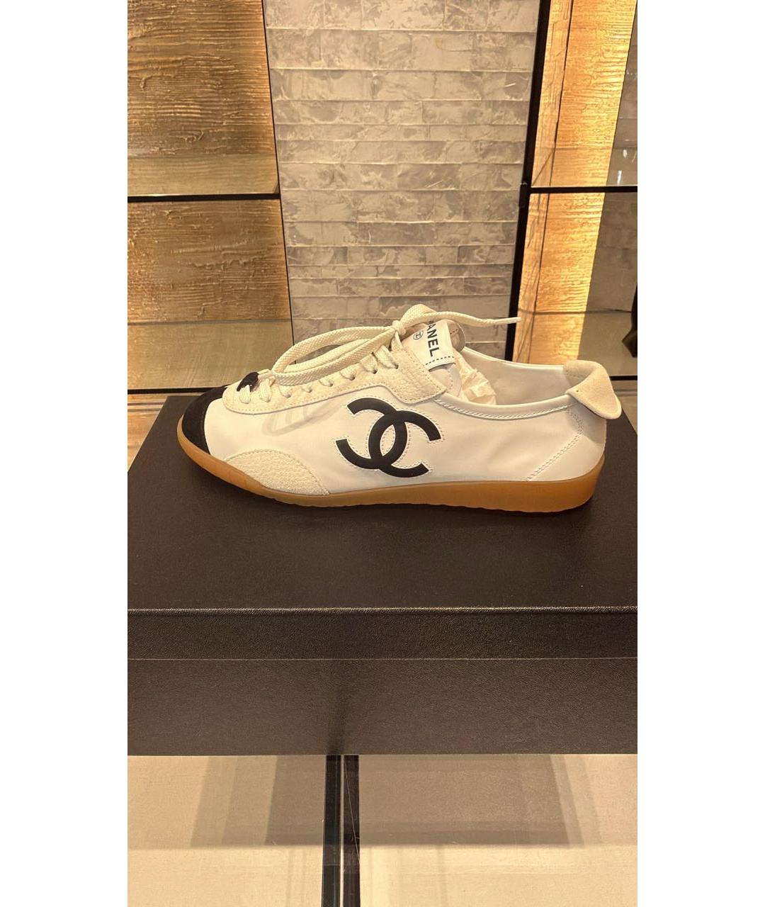 CHANEL Белые кожаные кроссовки, фото 3