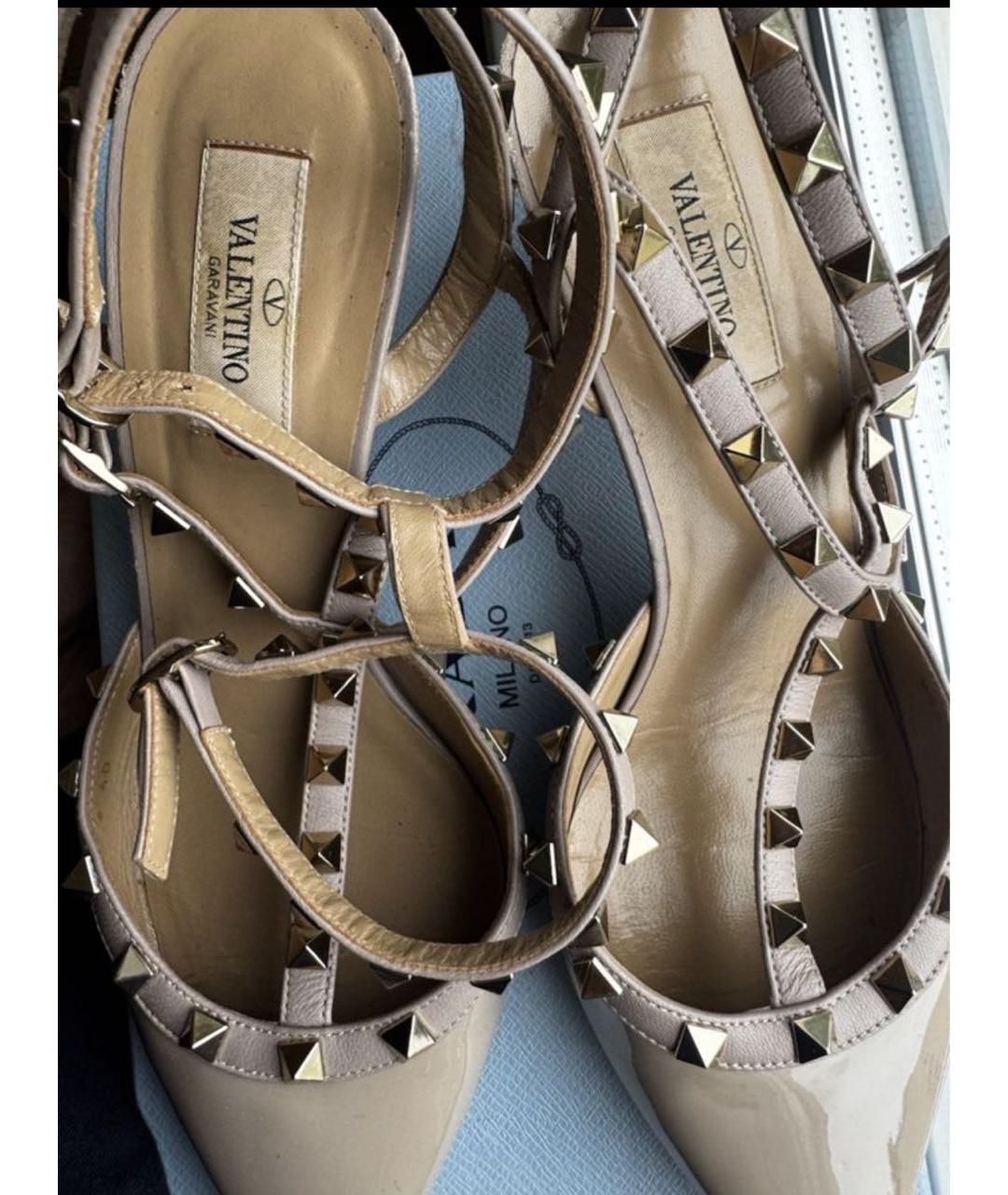 VALENTINO Коричневые босоножки из лакированной кожи, фото 4
