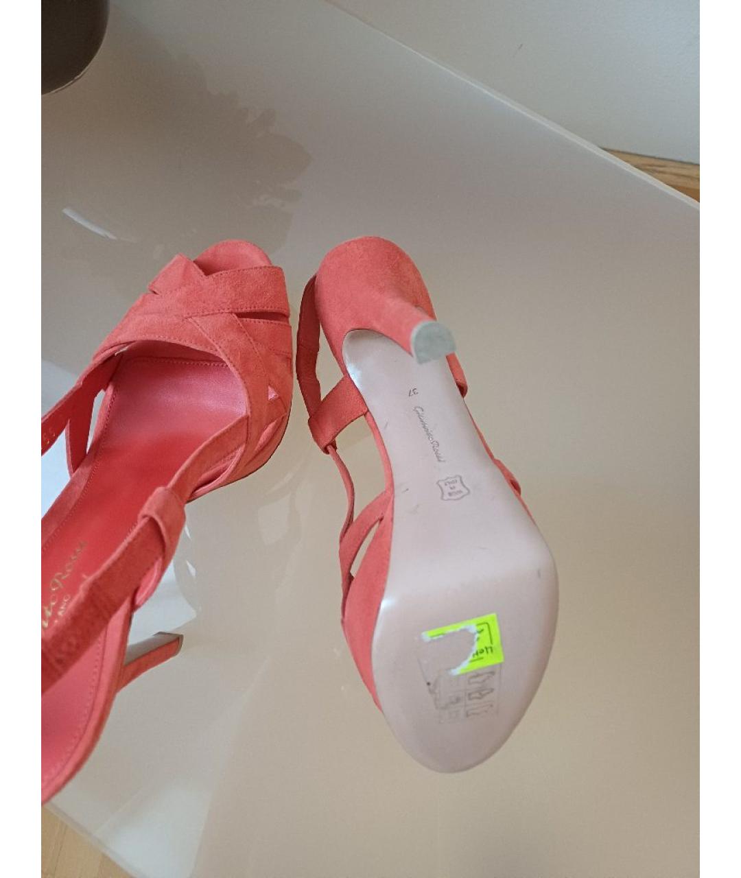 GIANVITO ROSSI Коралловые замшевые босоножки, фото 9