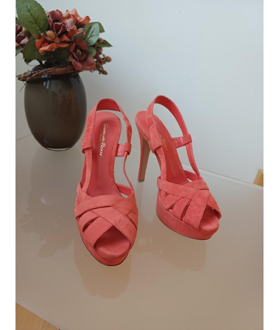 GIANVITO ROSSI Коралловые замшевые босоножки, фото 7