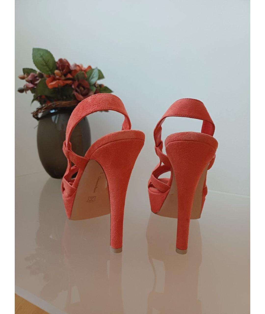 GIANVITO ROSSI Коралловые замшевые босоножки, фото 8