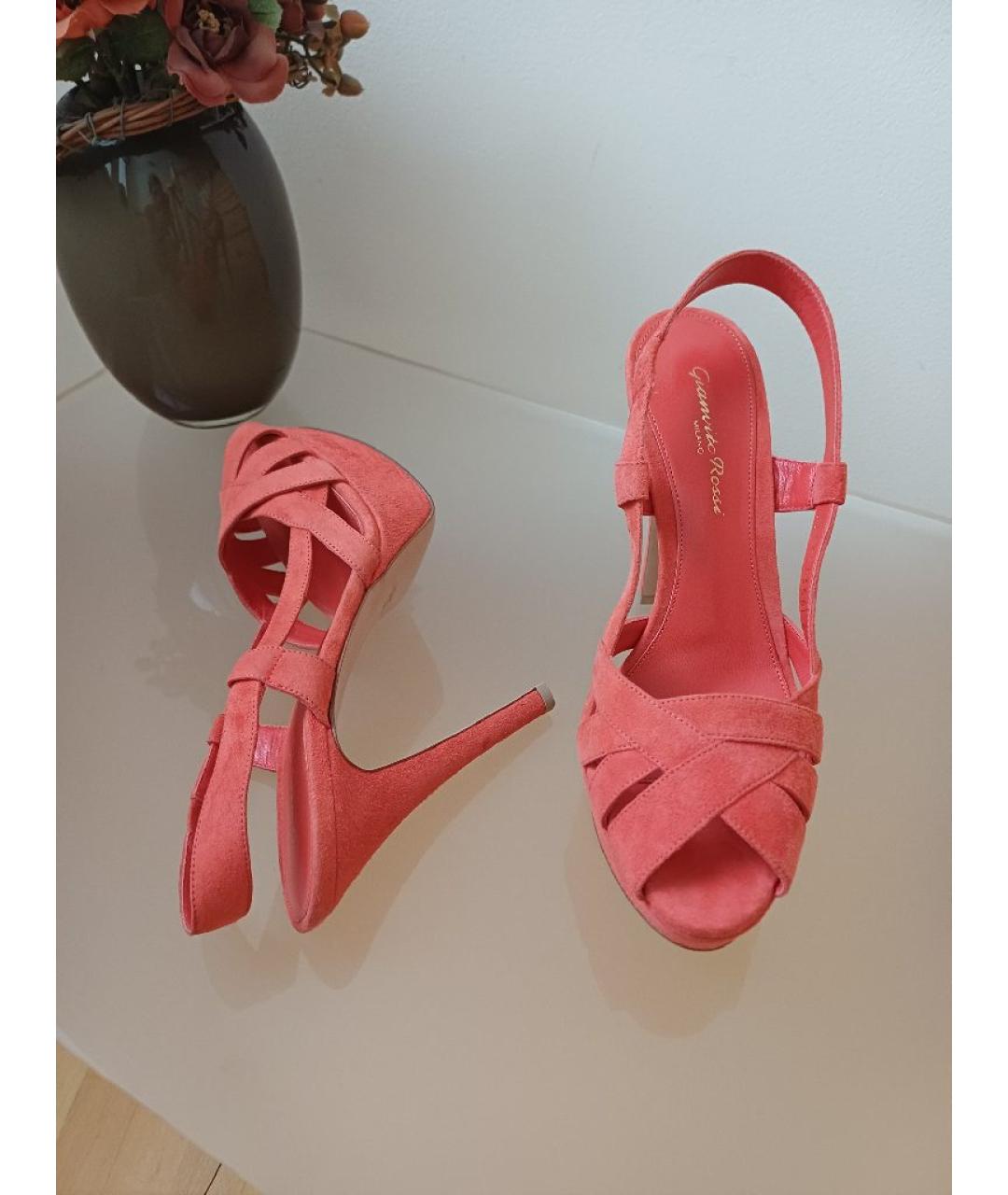 GIANVITO ROSSI Коралловые замшевые босоножки, фото 4