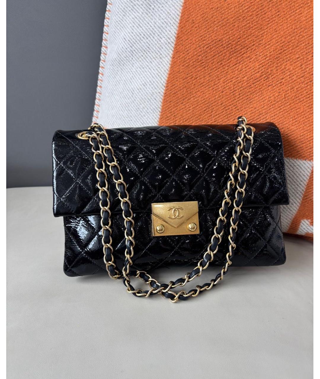 CHANEL Черная сумка через плечо из лакированной кожи, фото 9