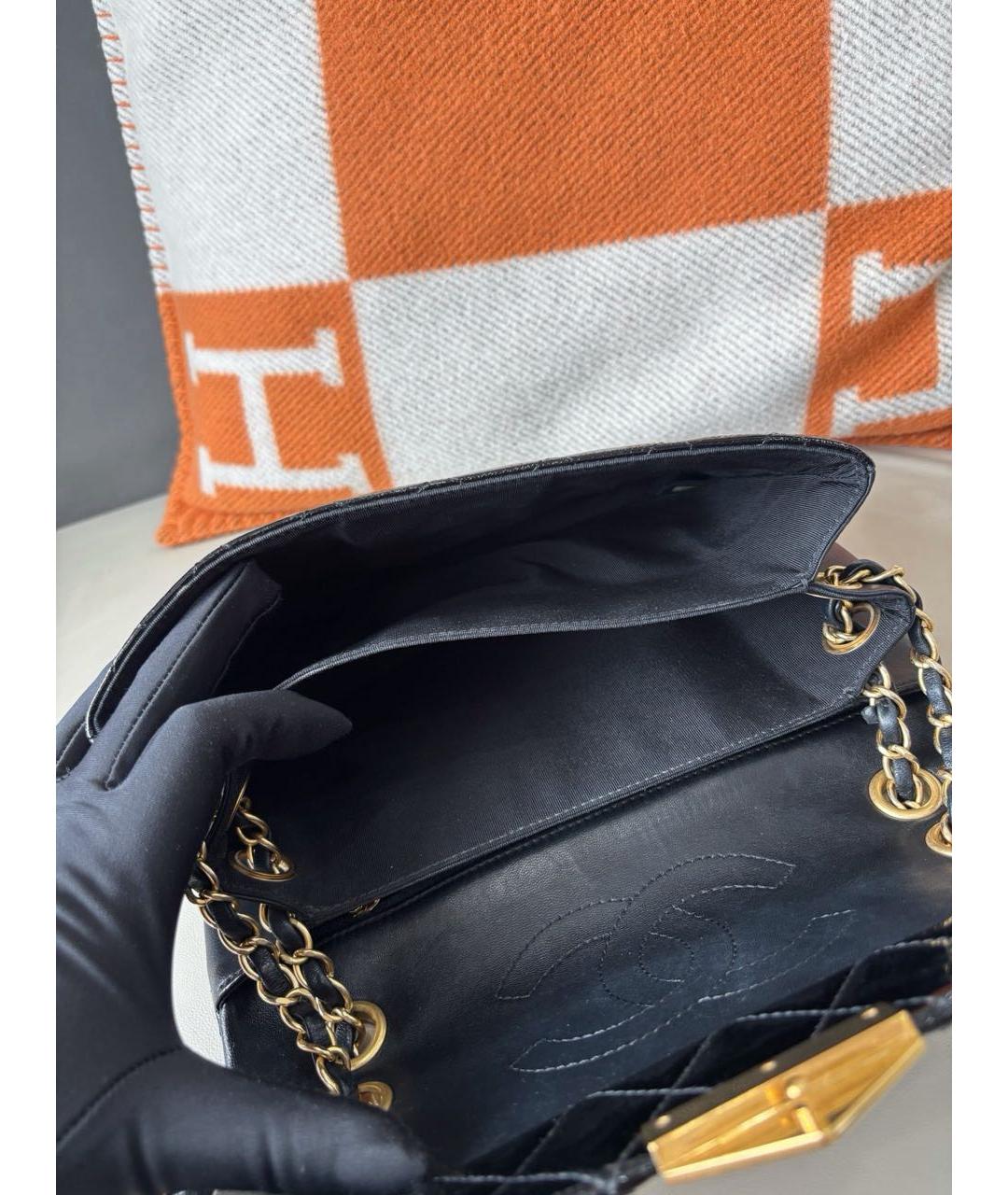 CHANEL Черная сумка через плечо из лакированной кожи, фото 7