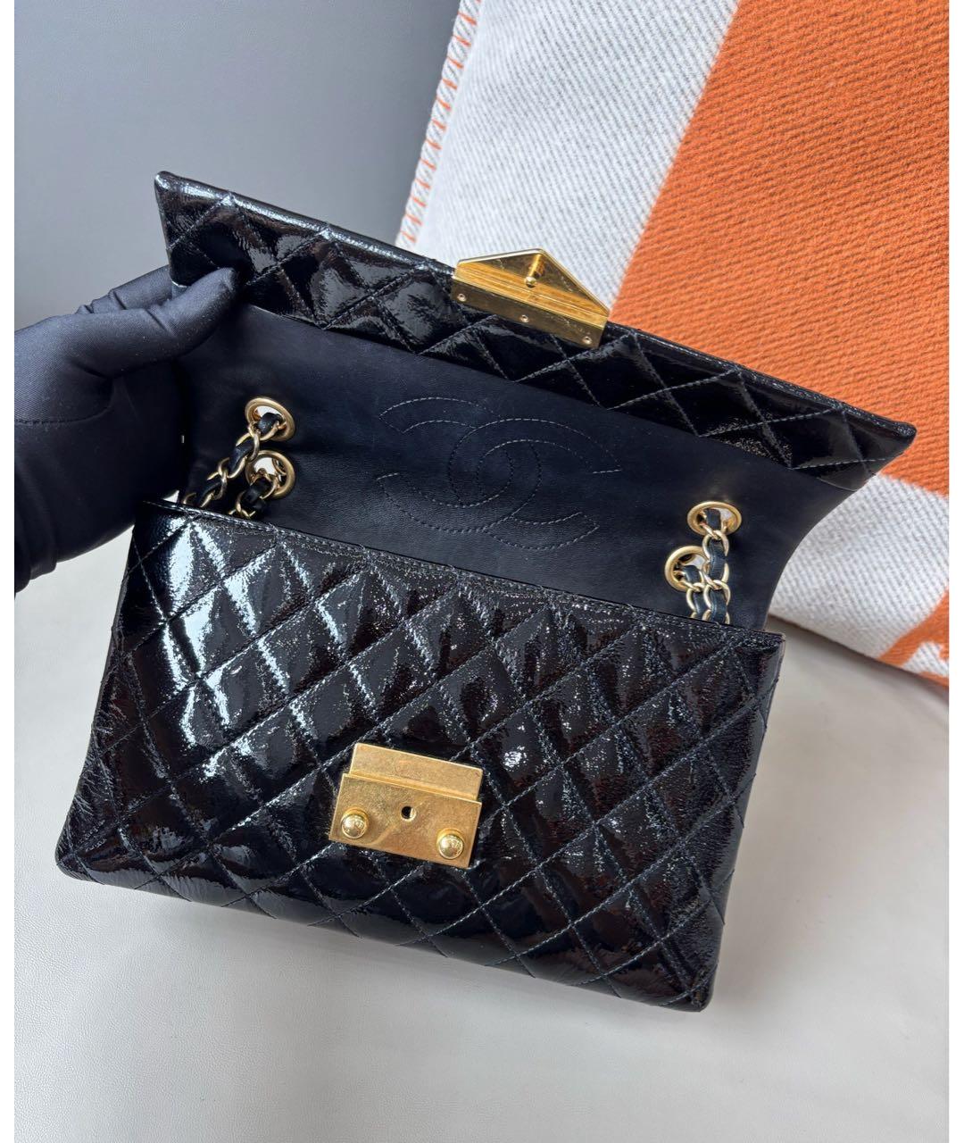 CHANEL Черная сумка через плечо из лакированной кожи, фото 6