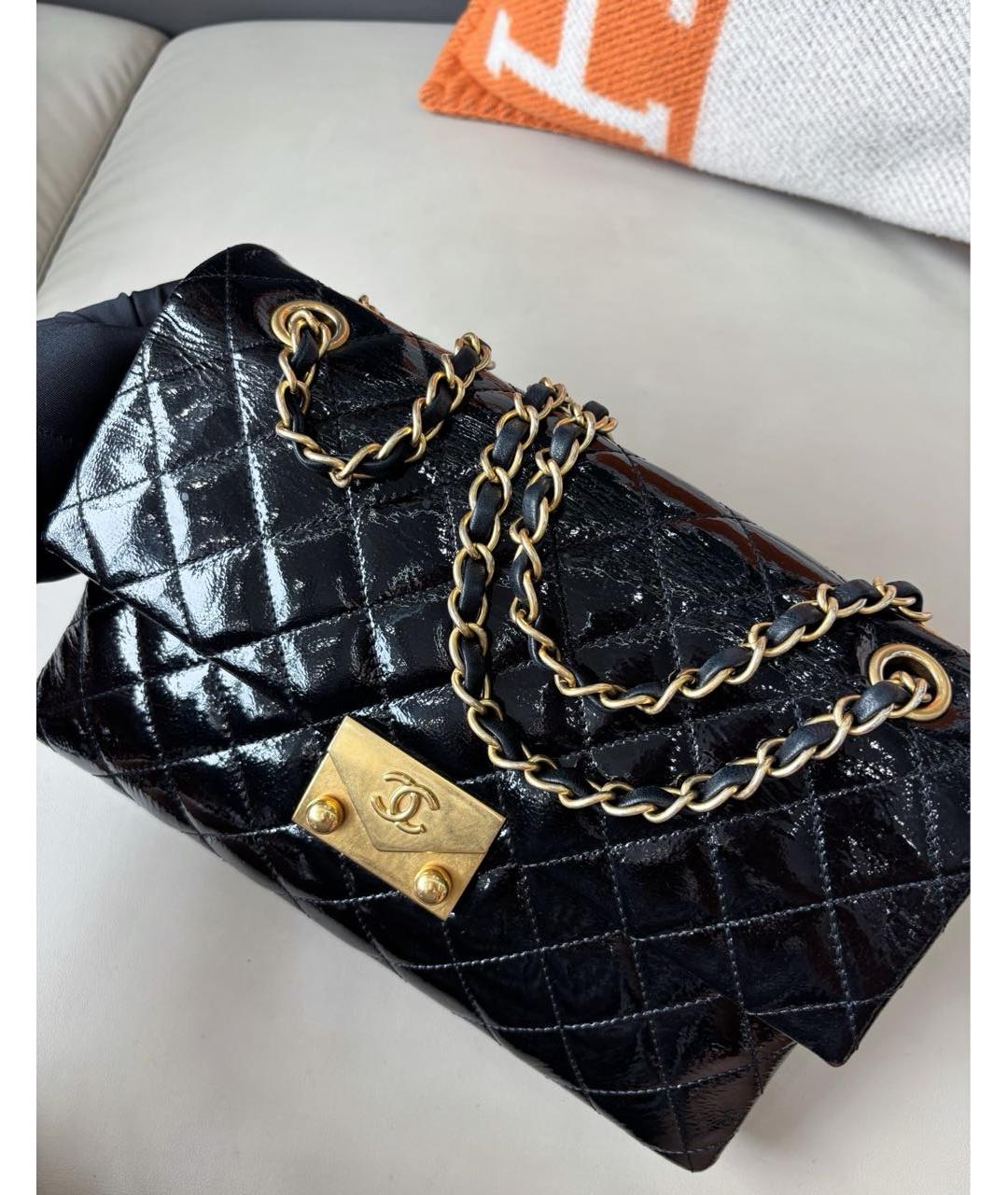 CHANEL Черная сумка через плечо из лакированной кожи, фото 4