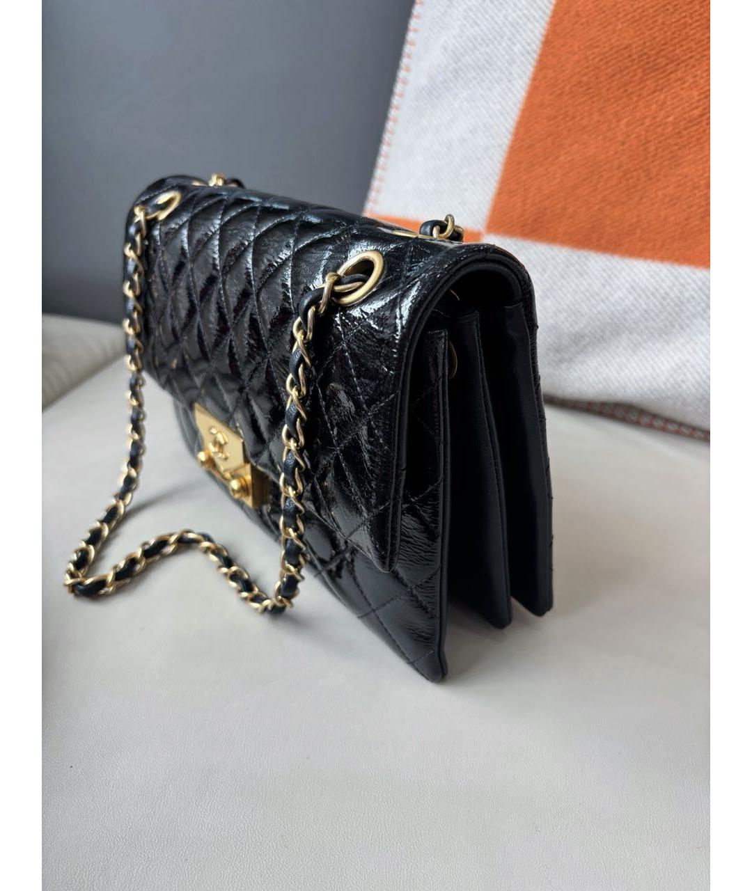CHANEL Черная сумка через плечо из лакированной кожи, фото 2