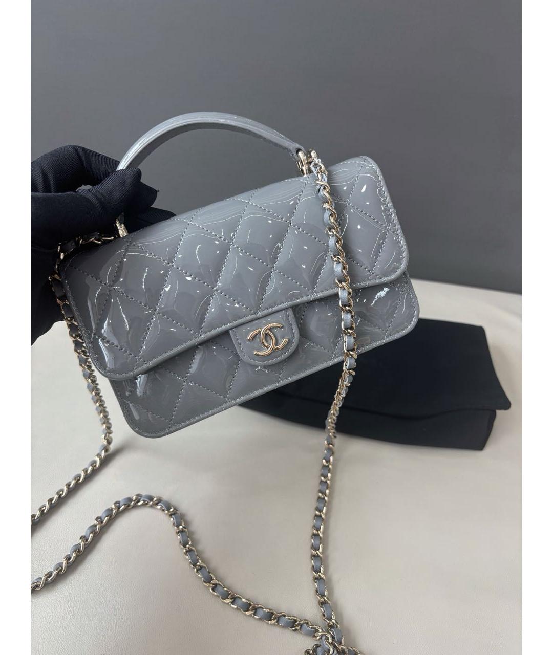 CHANEL Серая сумка через плечо из лакированной кожи, фото 2