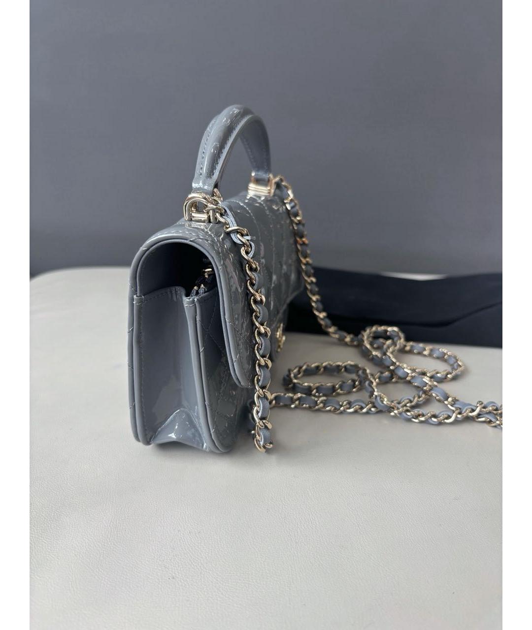 CHANEL Серая сумка через плечо из лакированной кожи, фото 4