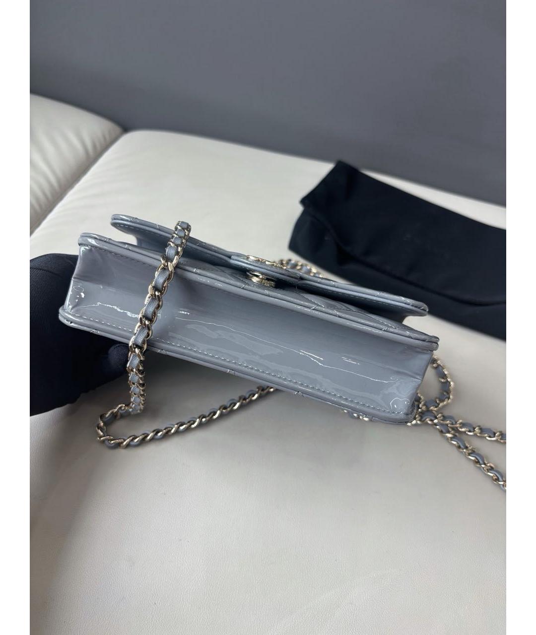 CHANEL Серая сумка через плечо из лакированной кожи, фото 5