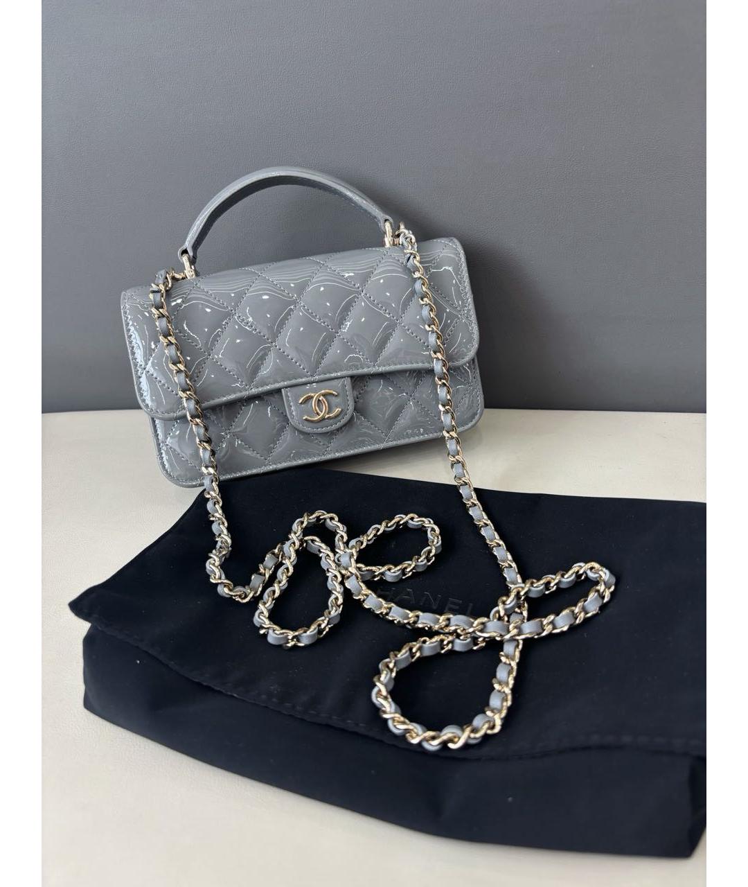 CHANEL Серая сумка через плечо из лакированной кожи, фото 8