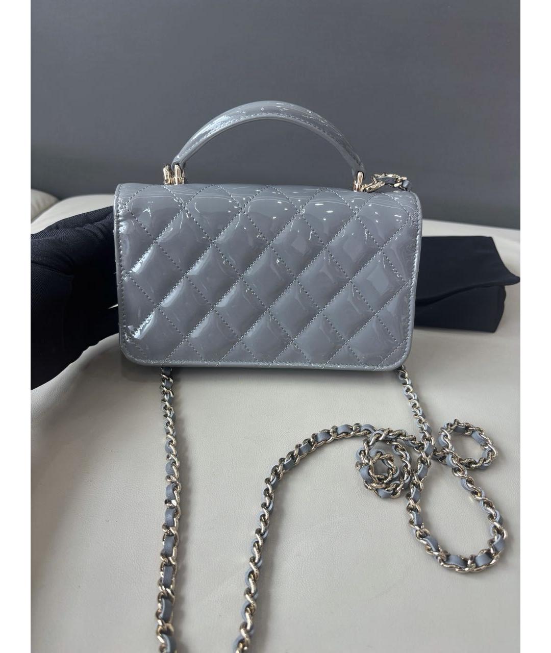 CHANEL Серая сумка через плечо из лакированной кожи, фото 3
