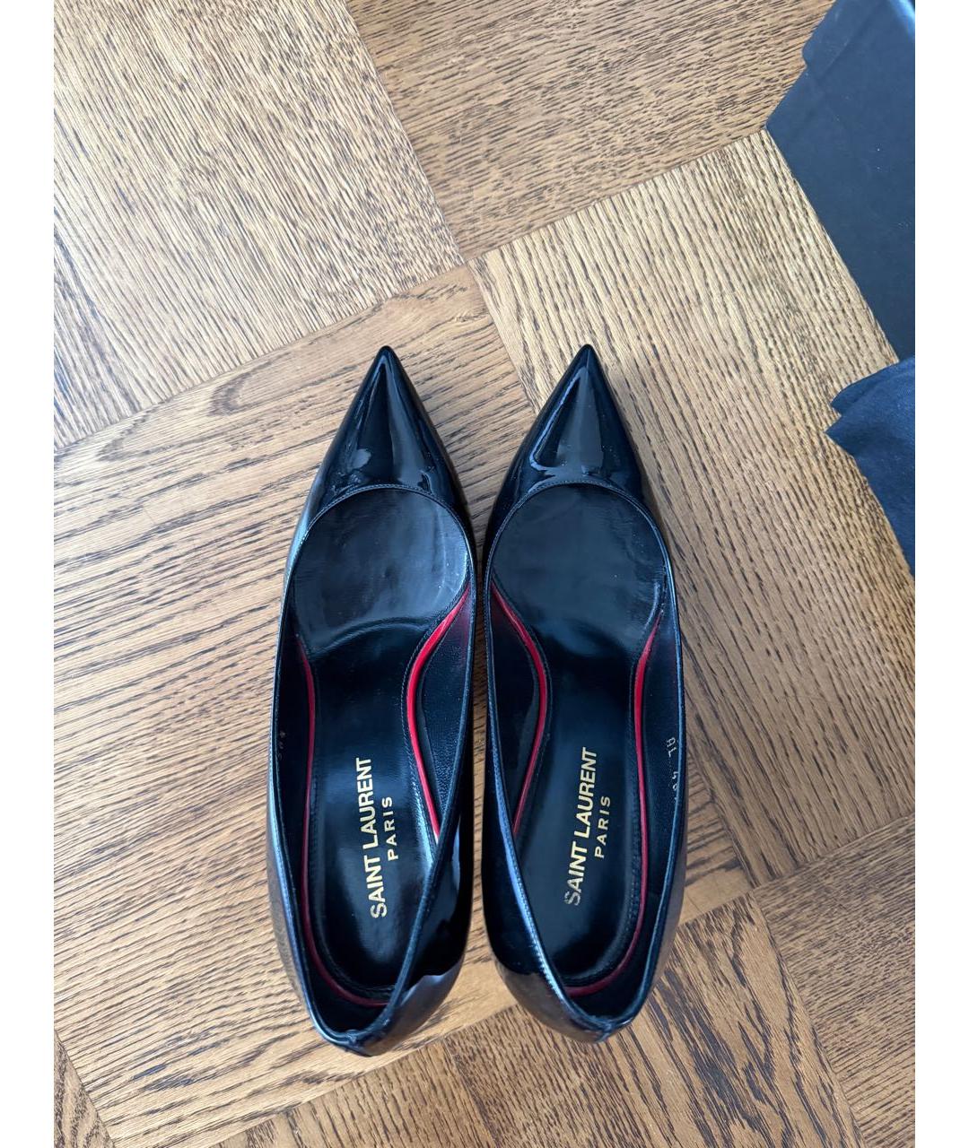 SAINT LAURENT Черные лодочки на низком каблуке из лакированной кожи, фото 3