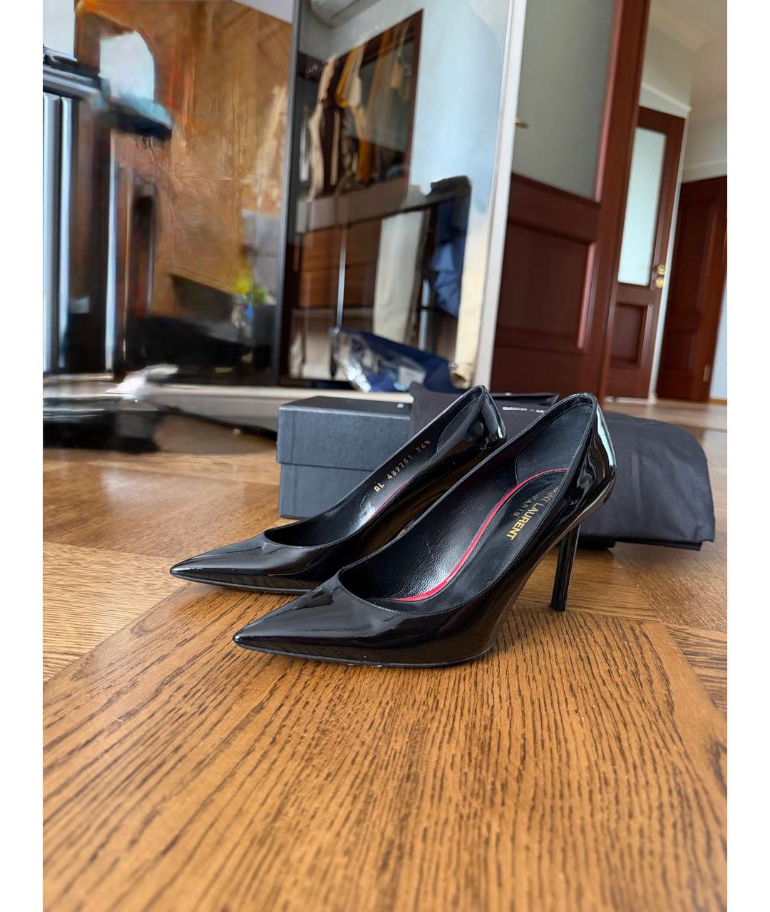 SAINT LAURENT Черные лодочки на низком каблуке из лакированной кожи, фото 2