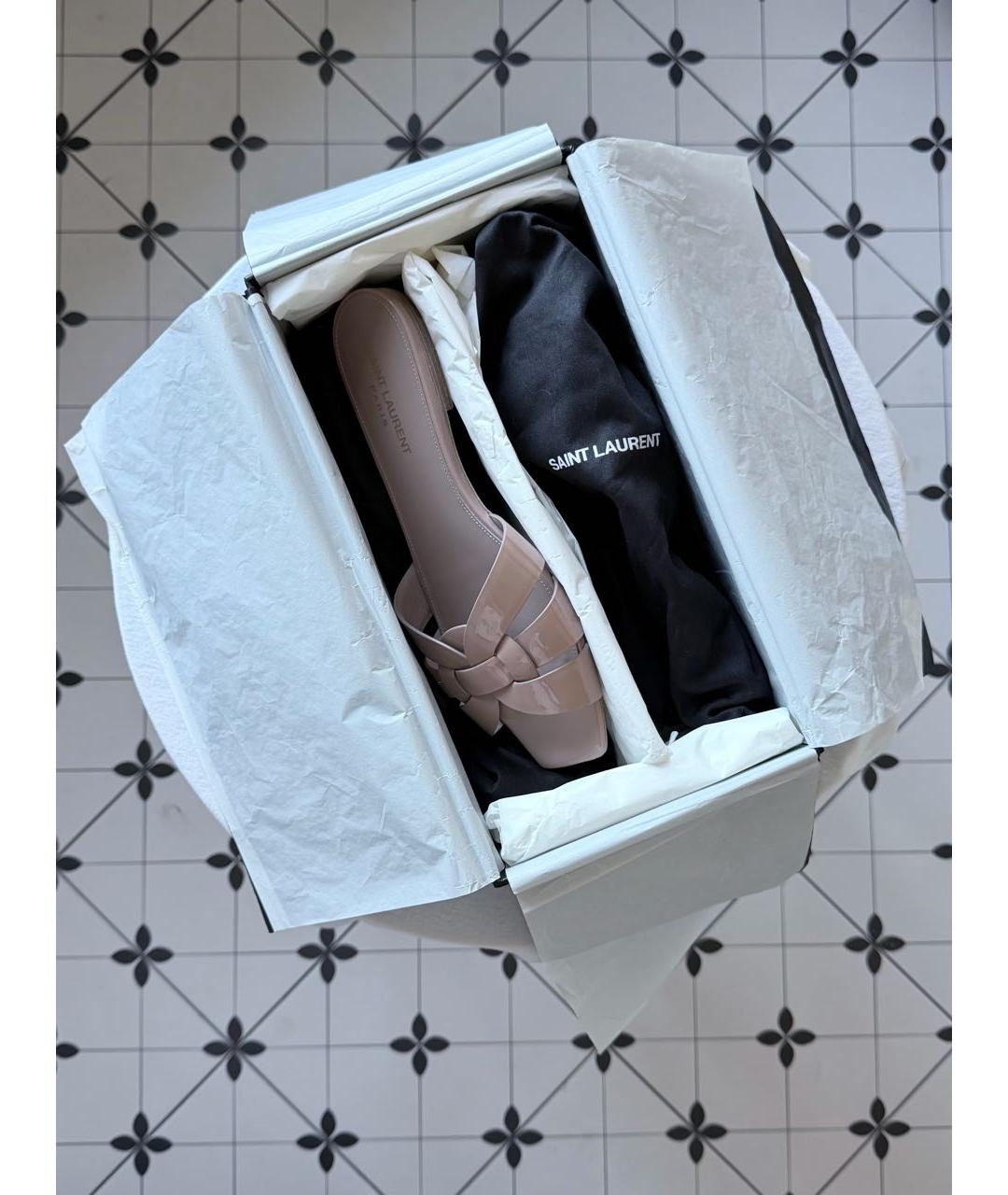 SAINT LAURENT Бежевые шлепанцы из лакированной кожи, фото 9