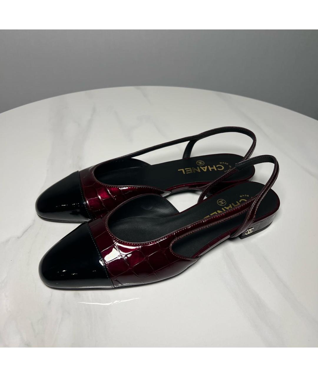 CHANEL Бордовые лодочки на низком каблуке из лакированной кожи, фото 2