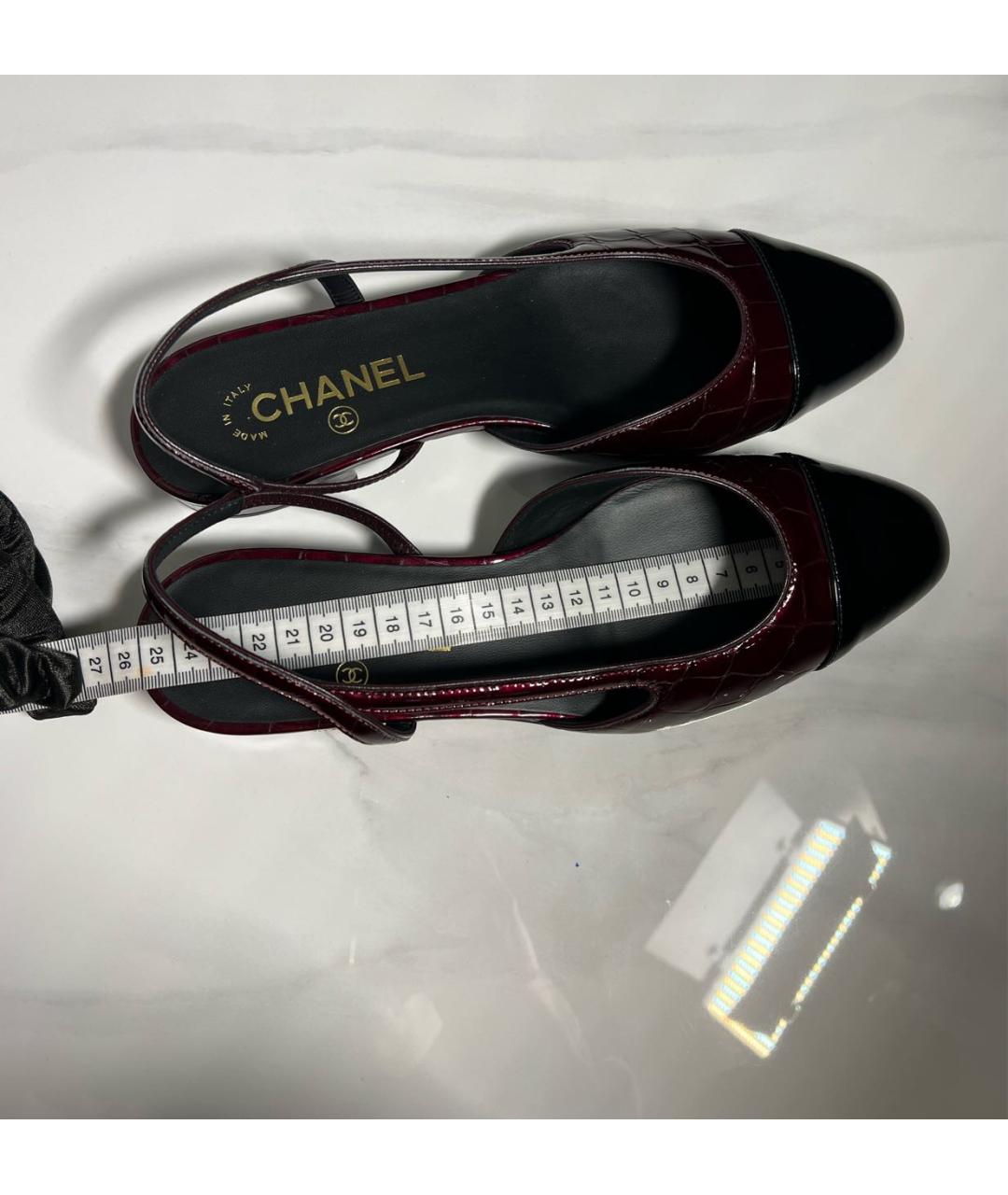 CHANEL Бордовые лодочки на низком каблуке из лакированной кожи, фото 4