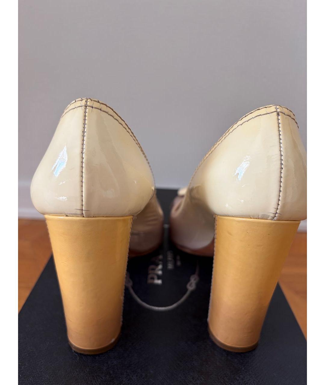 PRADA Бежевые туфли из лакированной кожи, фото 4