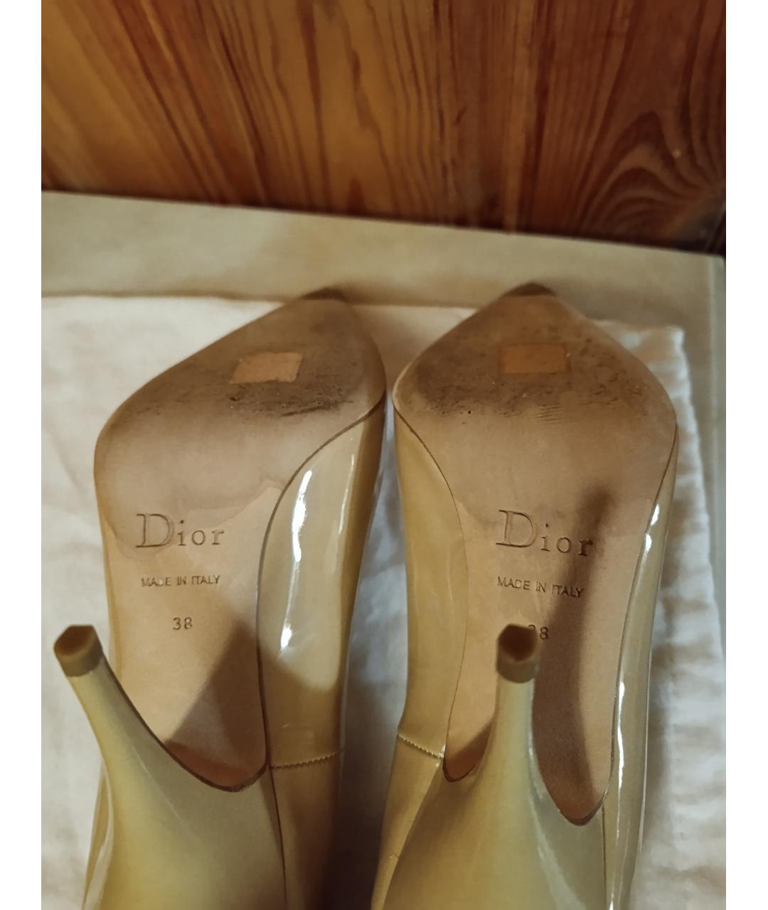 CHRISTIAN DIOR Бежевые туфли из лакированной кожи, фото 5