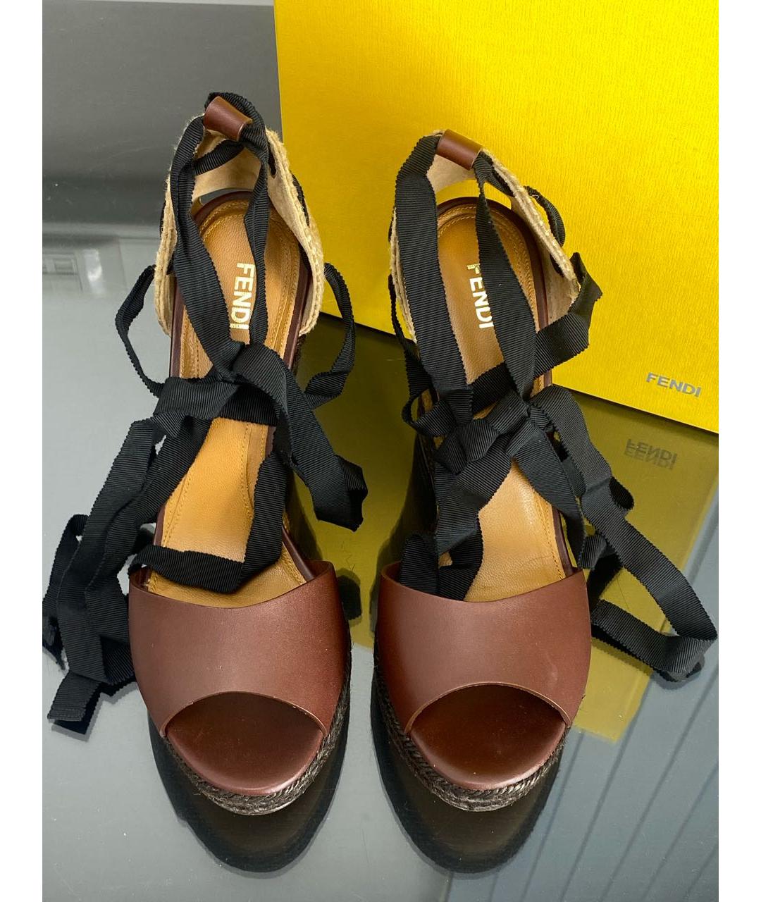 FENDI Коричневые кожаные босоножки, фото 2