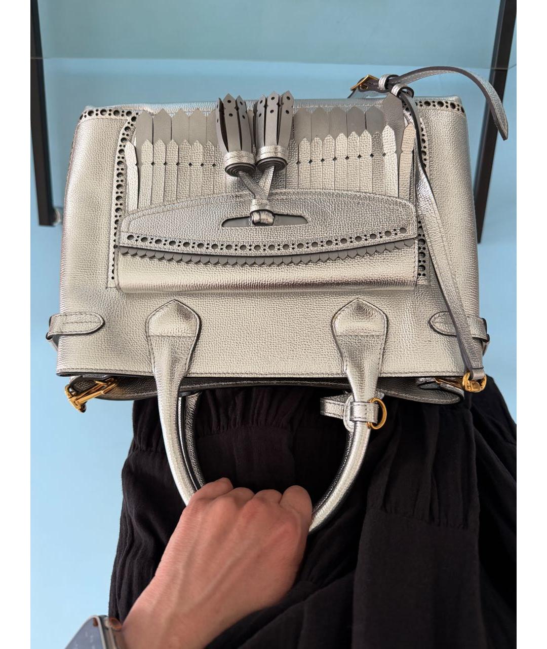 BURBERRY Серебряная кожаная сумка с короткими ручками, фото 5