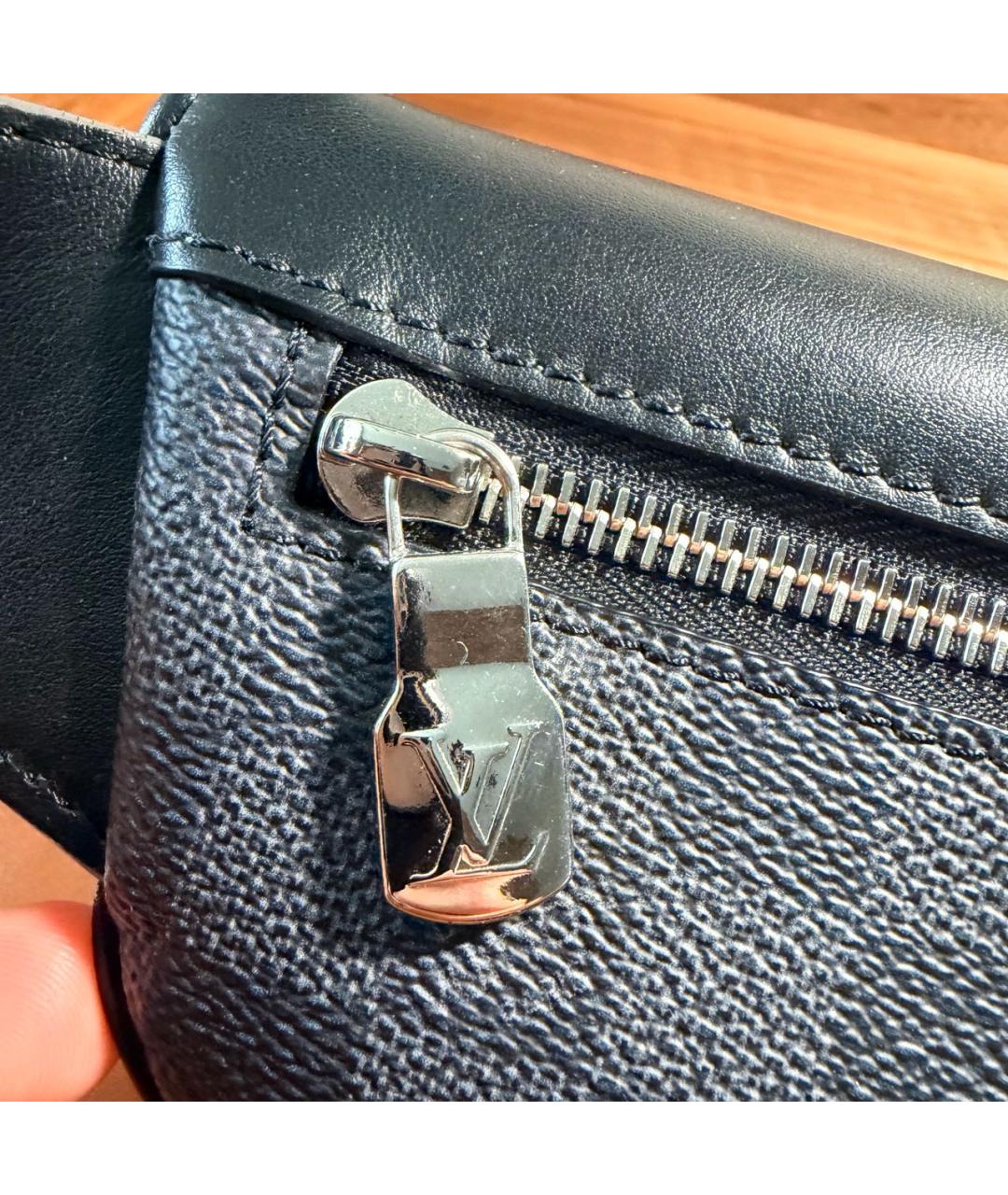 LOUIS VUITTON Антрацитовая кожаная поясная сумка, фото 5