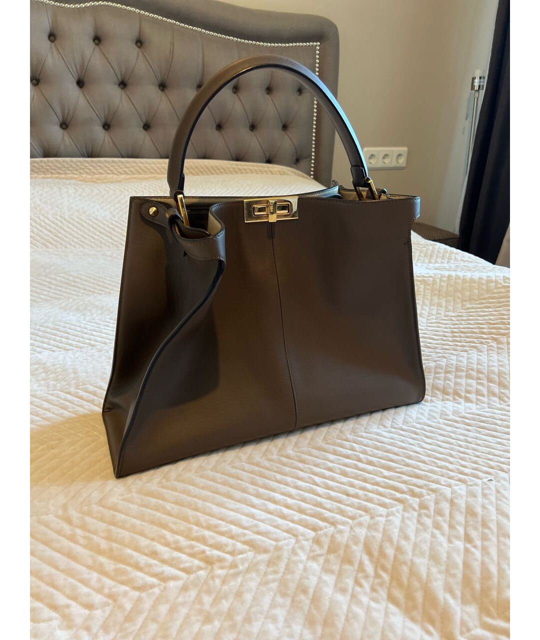 FENDI Коричневая кожаная сумка с короткими ручками, фото 2