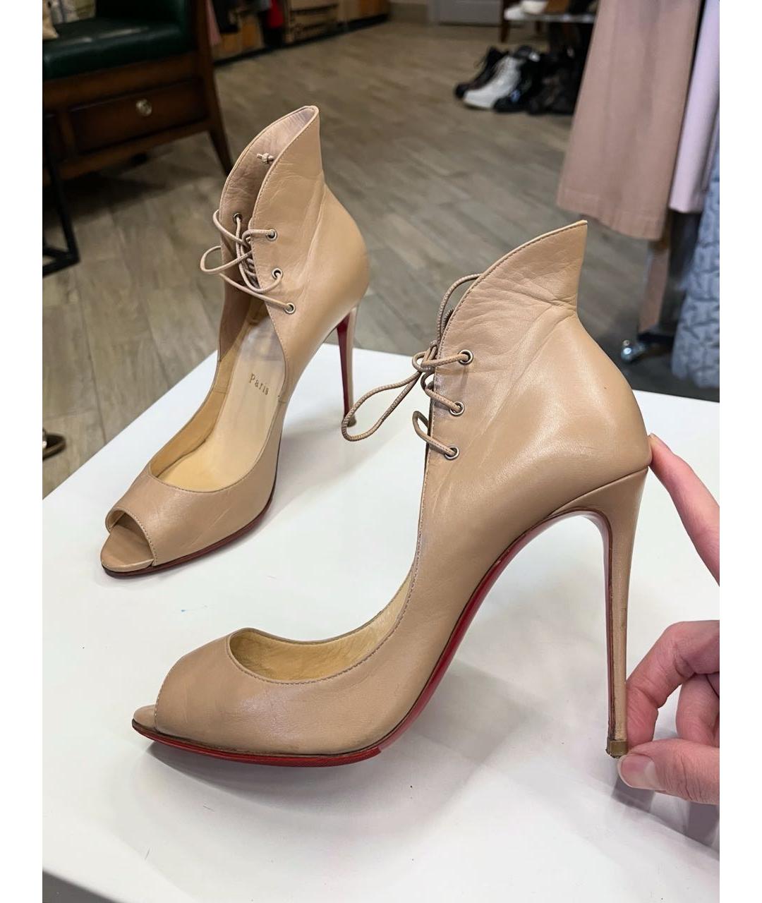 CHRISTIAN LOUBOUTIN Бежевые туфли из лакированной кожи, фото 9
