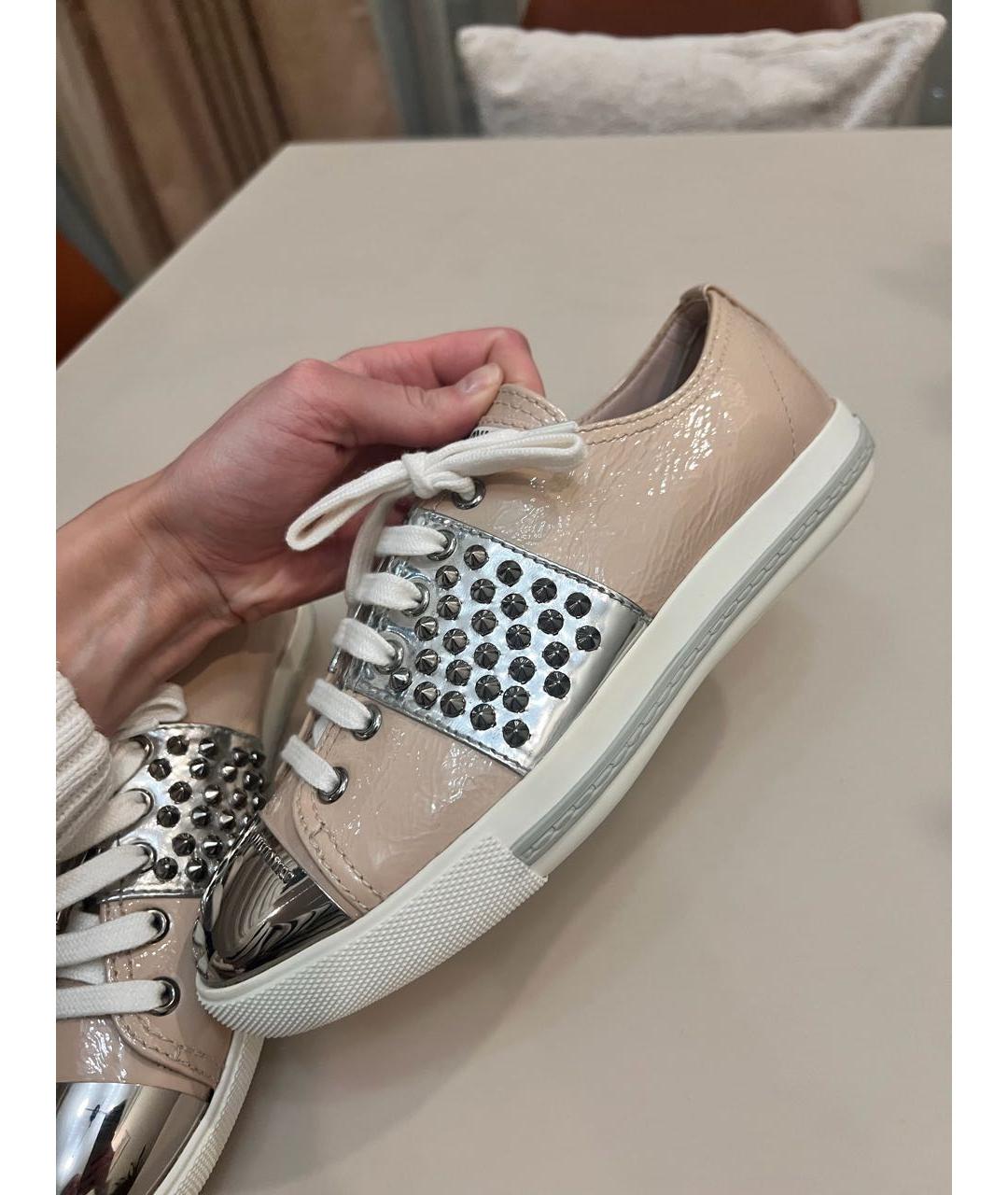 MIU MIU Бежевые кеды из лакированной кожи, фото 5