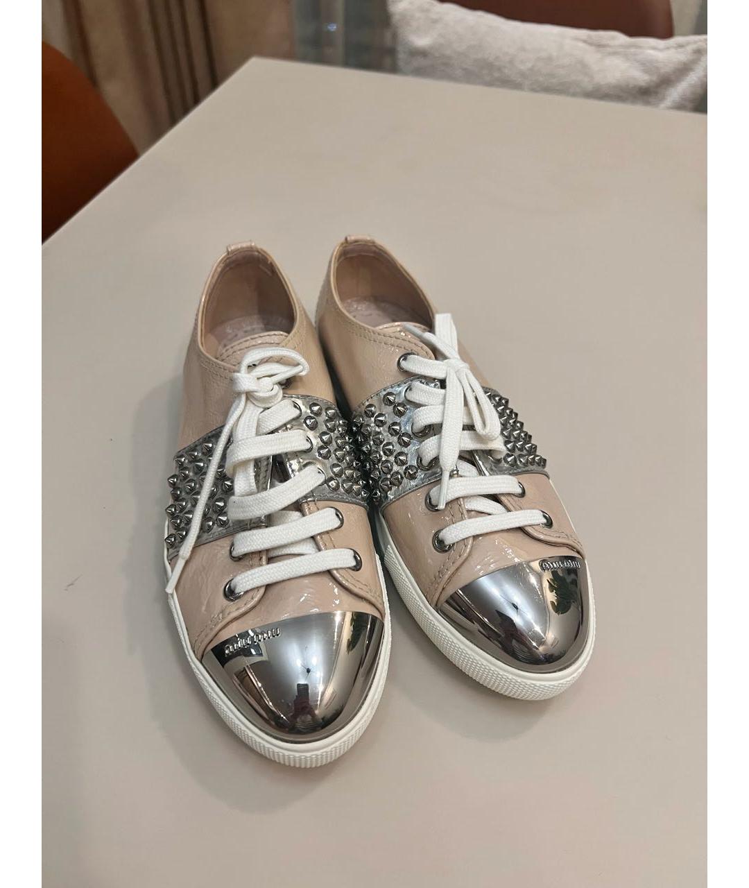 MIU MIU Бежевые кеды из лакированной кожи, фото 3