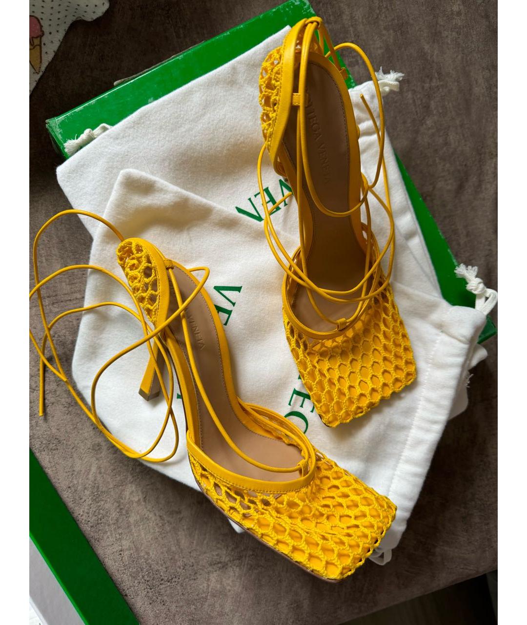 BOTTEGA VENETA Желтые кожаные босоножки, фото 6