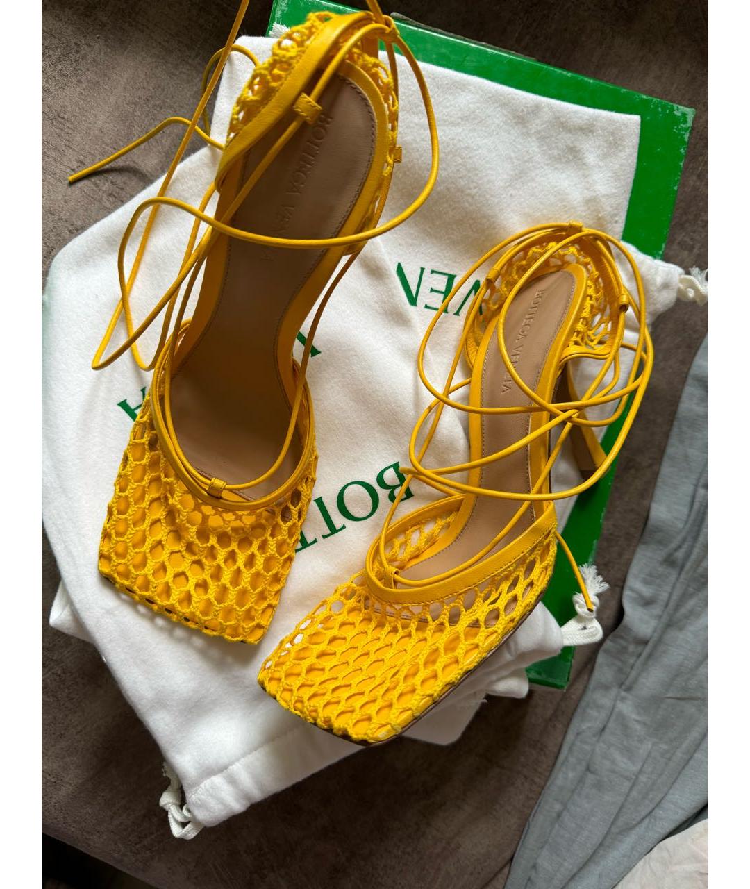 BOTTEGA VENETA Желтые кожаные босоножки, фото 8