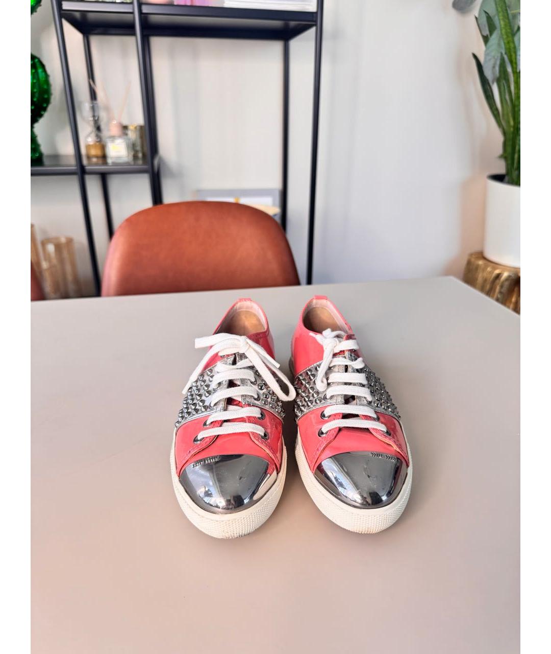 MIU MIU Коралловые кеды из лакированной кожи, фото 2