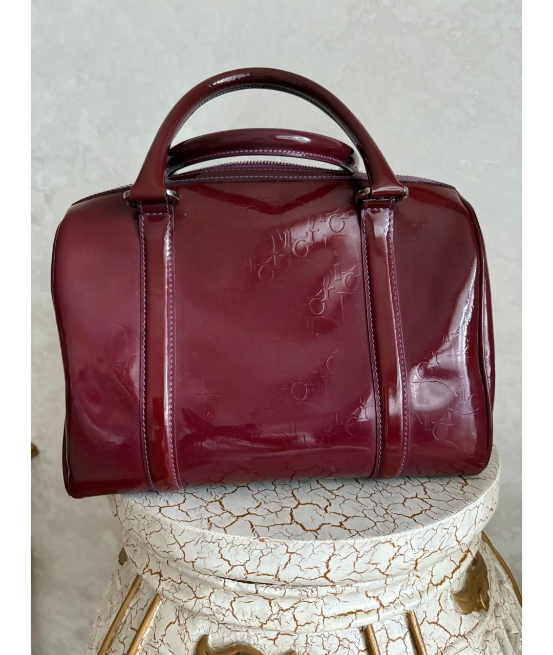 CHRISTIAN DIOR Бордовая сумка с короткими ручками из лакированной кожи, фото 3