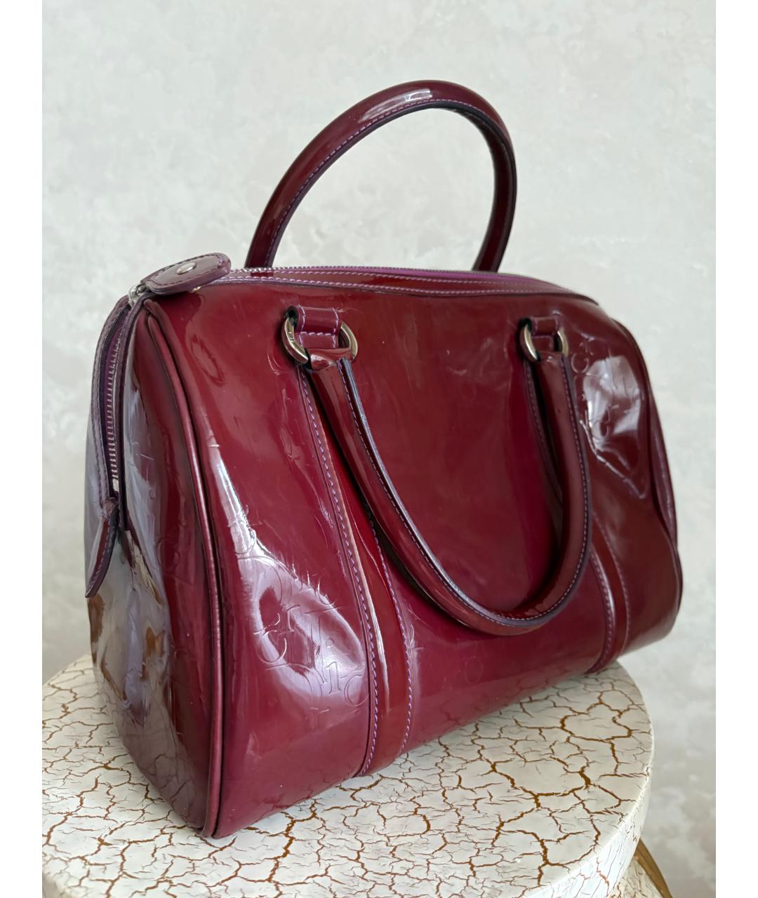 CHRISTIAN DIOR Бордовая сумка с короткими ручками из лакированной кожи, фото 2
