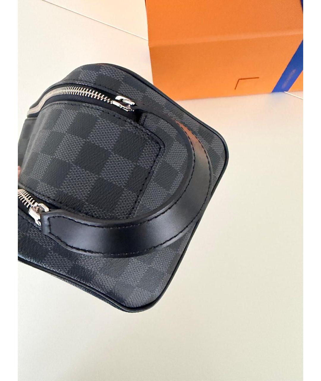 LOUIS VUITTON Черная косметичка, фото 4