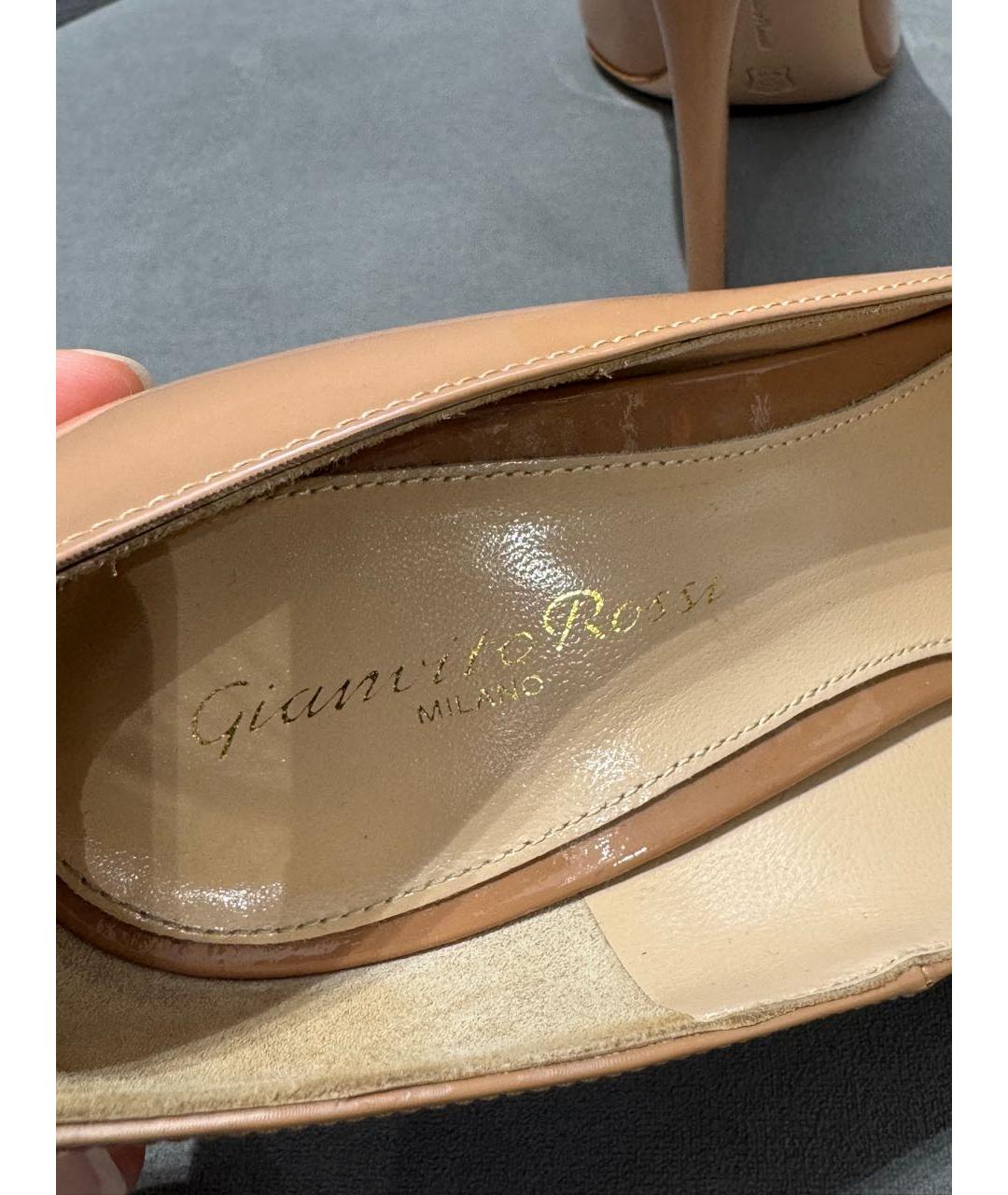 GIANVITO ROSSI Бежевые туфли из лакированной кожи, фото 5