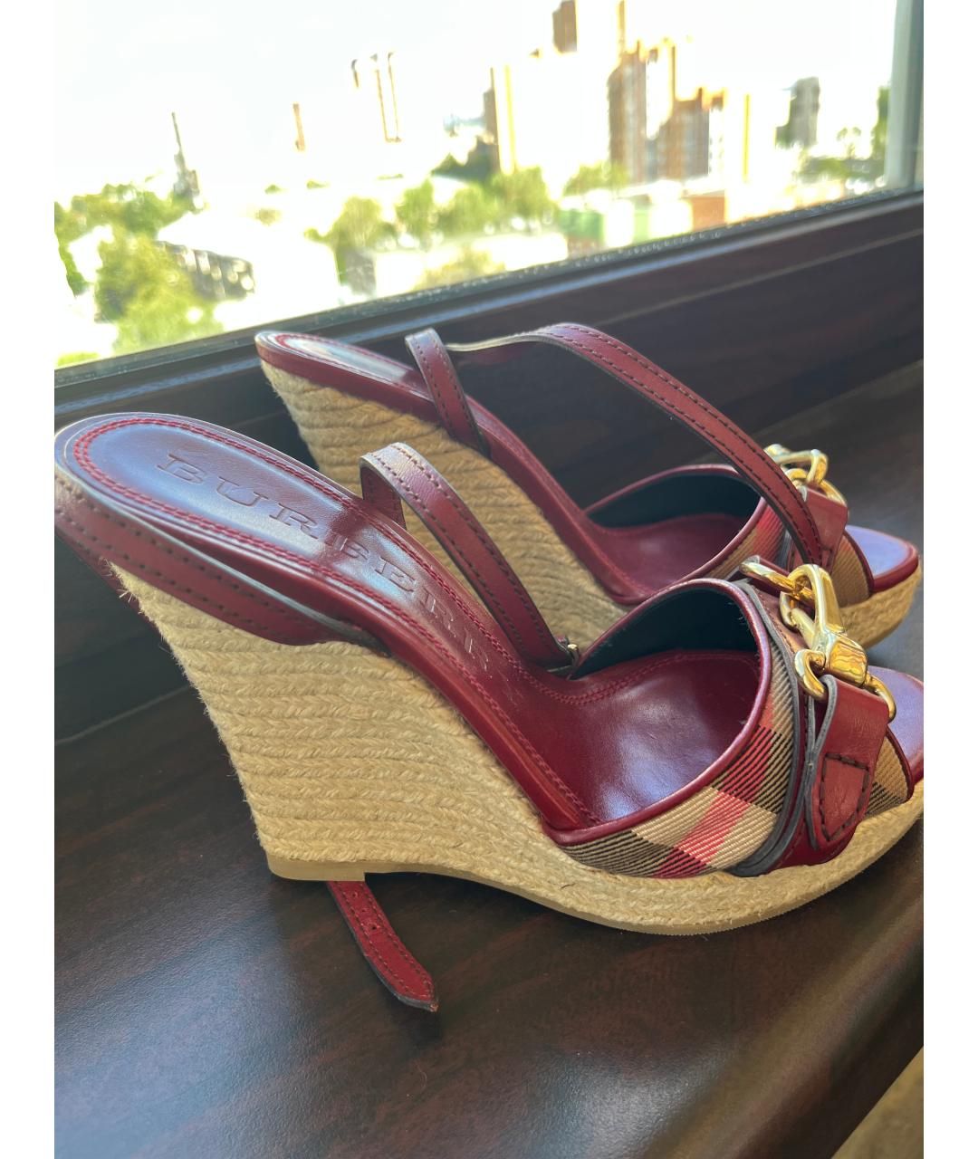 BURBERRY Бордовые кожаные босоножки, фото 3