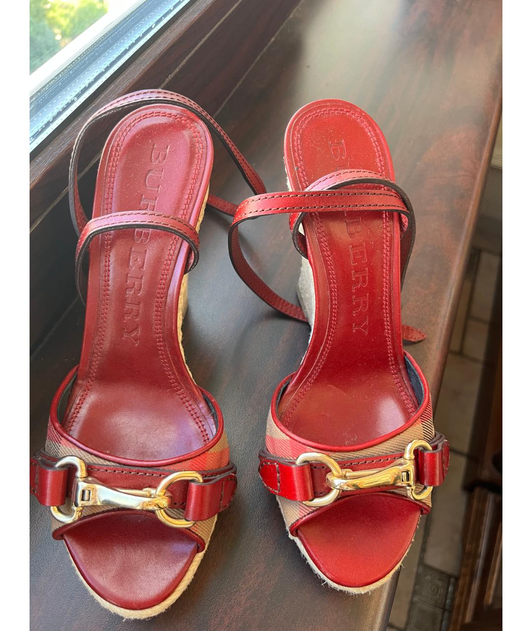 BURBERRY Бордовые кожаные босоножки, фото 2
