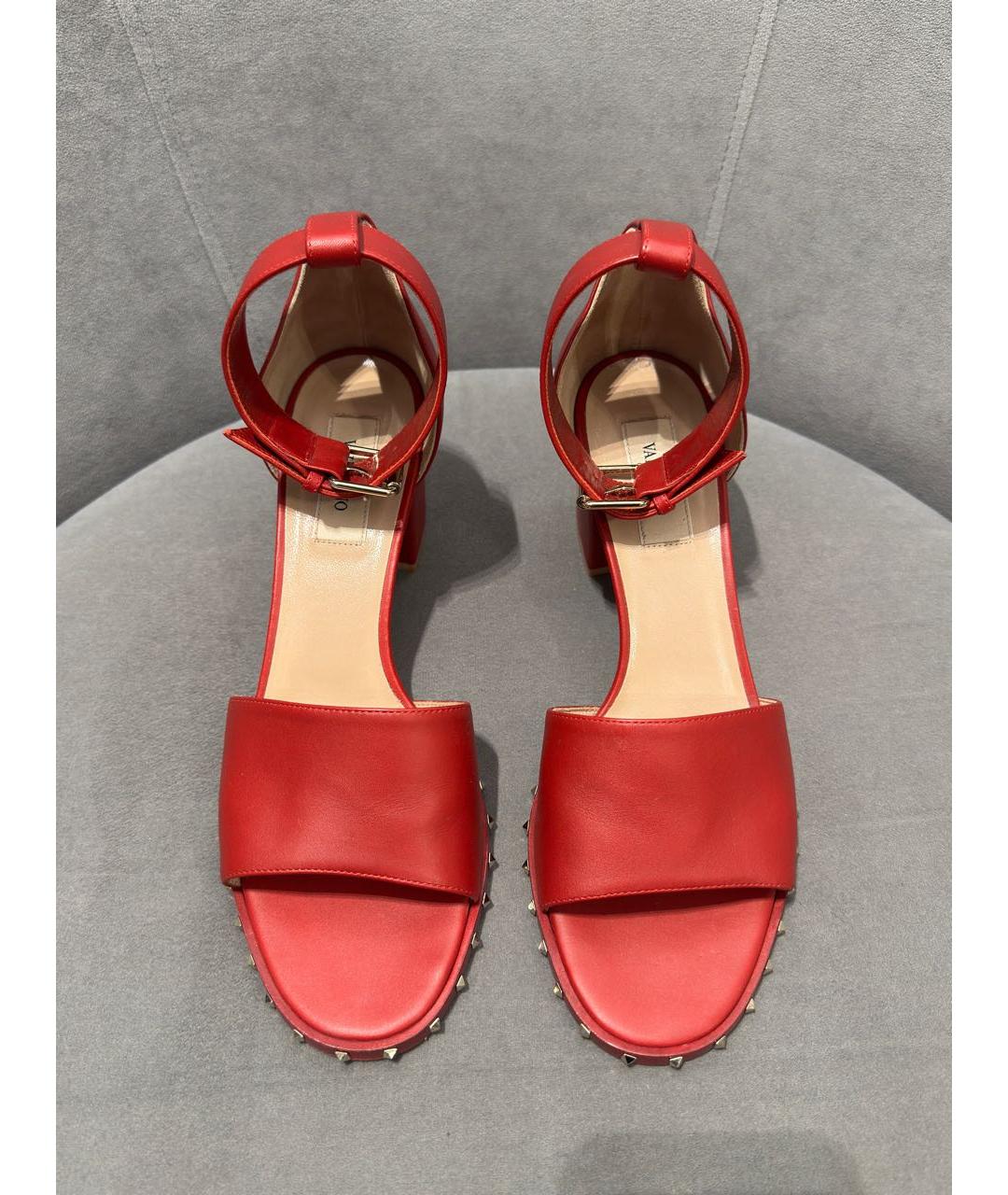 VALENTINO Красные кожаные босоножки, фото 2