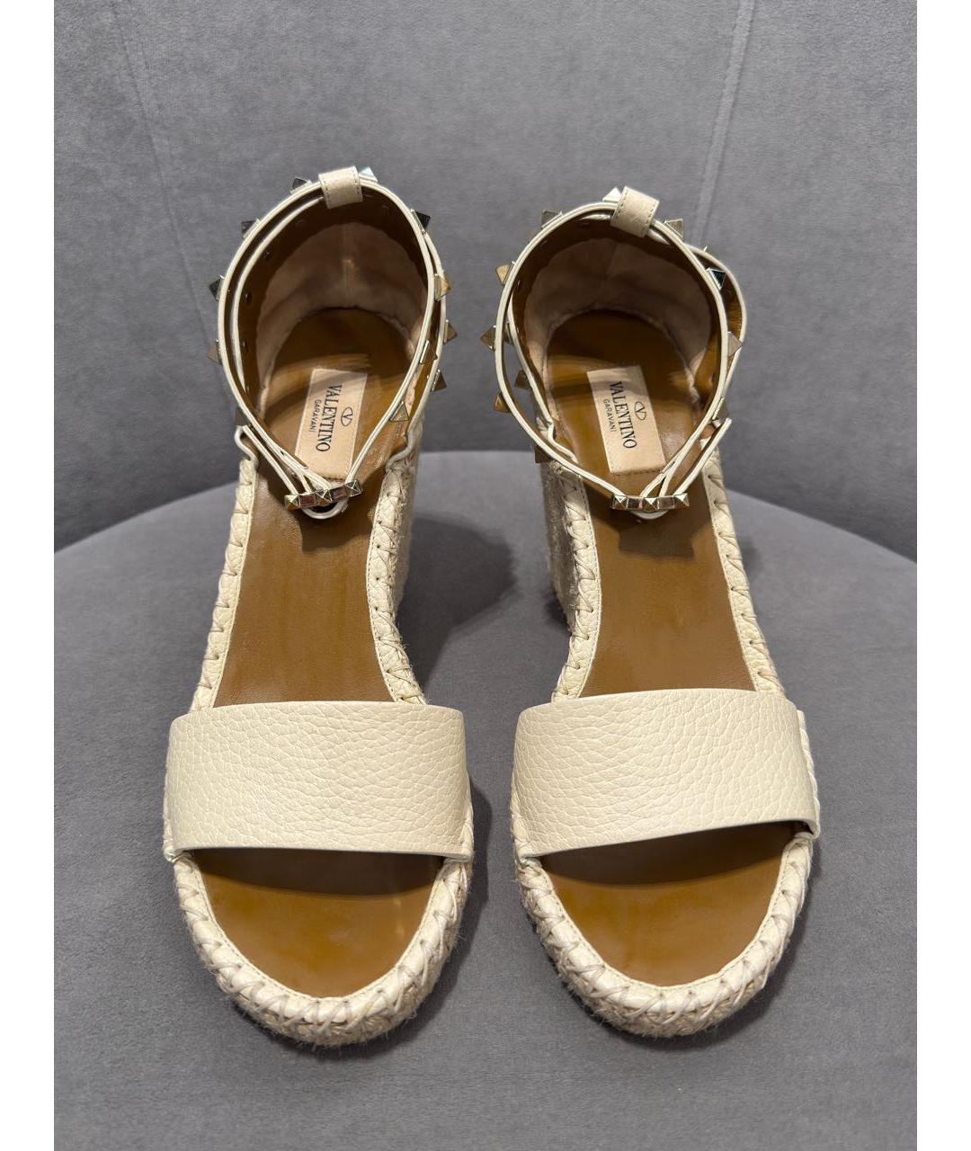 VALENTINO Бежевые кожаные босоножки, фото 2