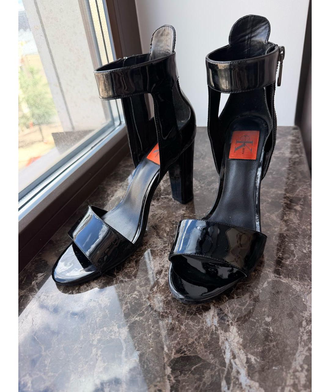 CALVIN KLEIN Черные босоножки из лакированной кожи, фото 5
