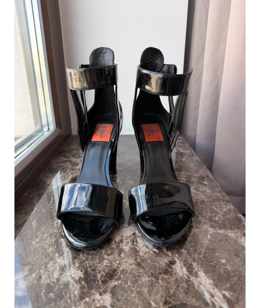 CALVIN KLEIN Черные босоножки из лакированной кожи, фото 2