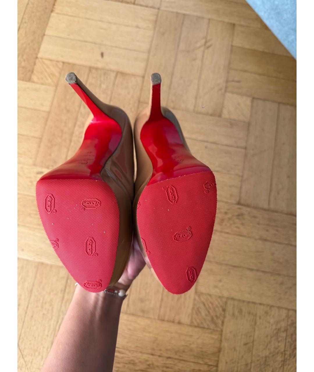 CHRISTIAN LOUBOUTIN Бежевые туфли из лакированной кожи, фото 6