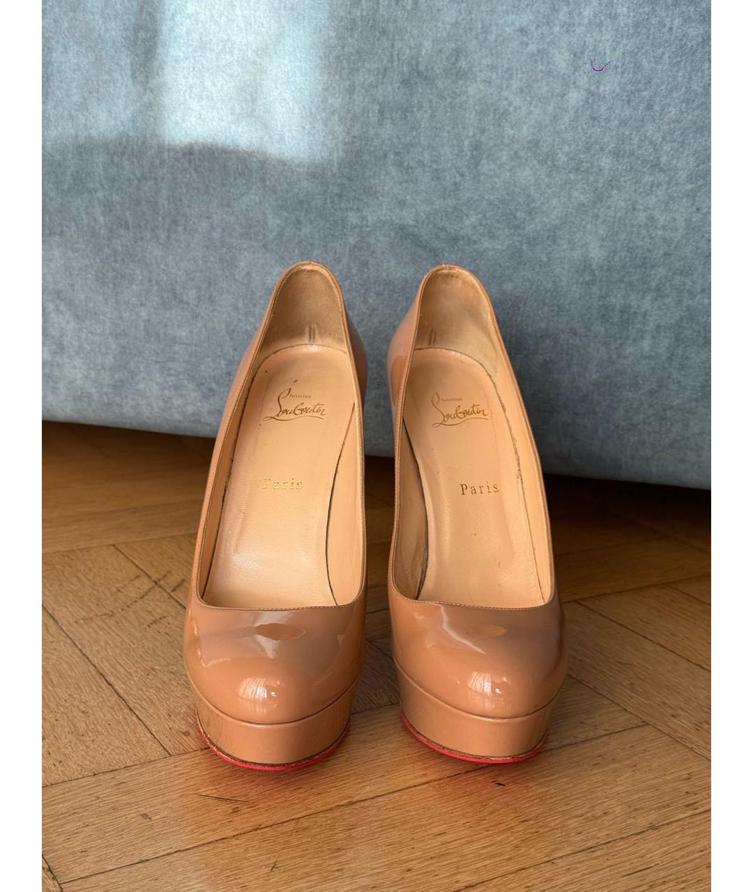 CHRISTIAN LOUBOUTIN Бежевые туфли из лакированной кожи, фото 2