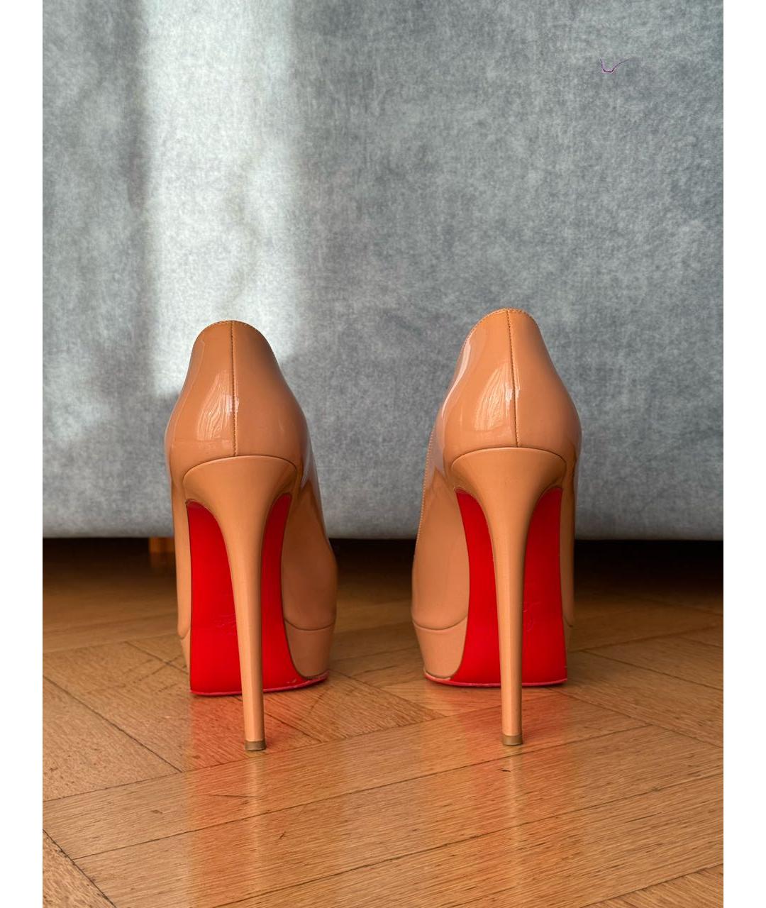 CHRISTIAN LOUBOUTIN Бежевые туфли из лакированной кожи, фото 4