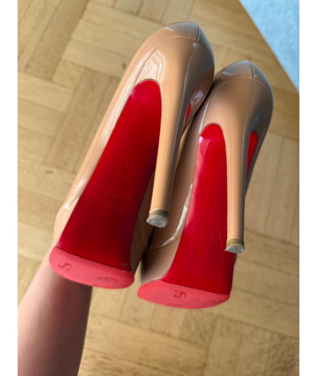 CHRISTIAN LOUBOUTIN Бежевые туфли из лакированной кожи, фото 5