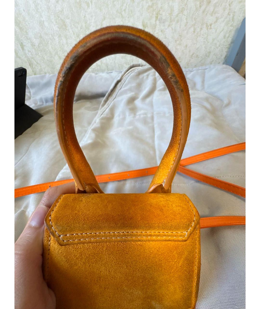 JACQUEMUS Оранжевая замшевая сумка с короткими ручками, фото 6
