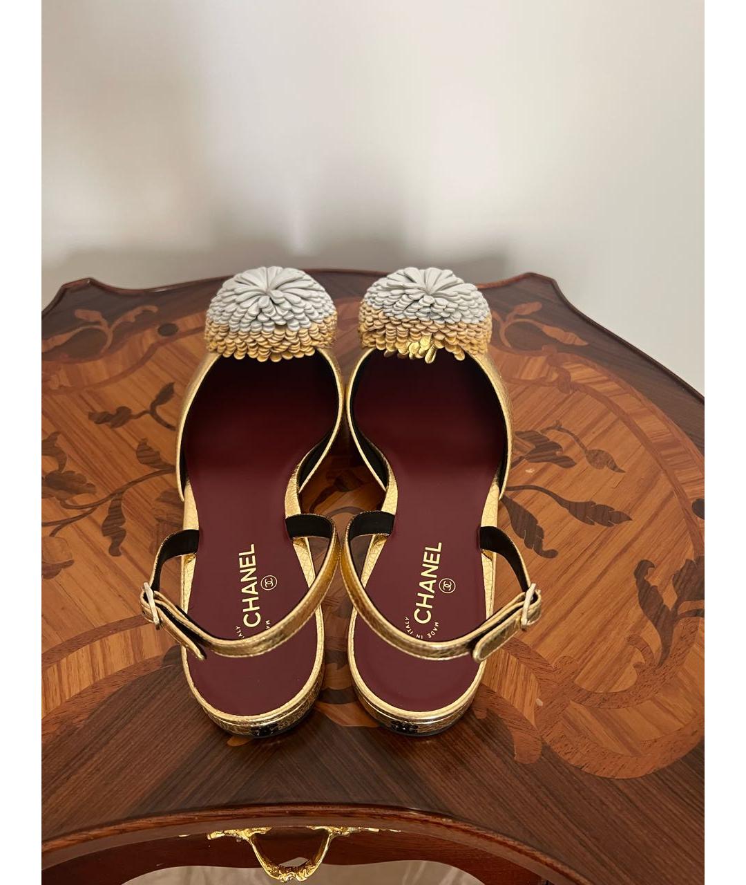 CHANEL Золотые кожаные босоножки, фото 3