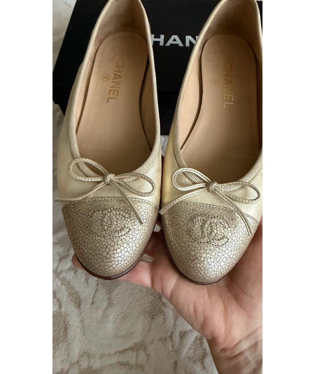 CHANEL Золотые кожаные балетки, фото 2